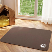 Tapis de repas Nidofé Rive marron, avec motif de patte, posé sur un sol en bois.