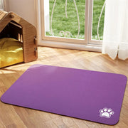 Tapis de repas Nidofé Rive violet, avec motif de patte, posé sur un sol en bois.