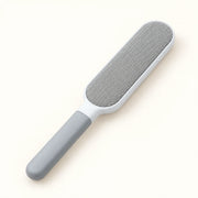 Brosse textile grise et blanche — vue studio illustrative